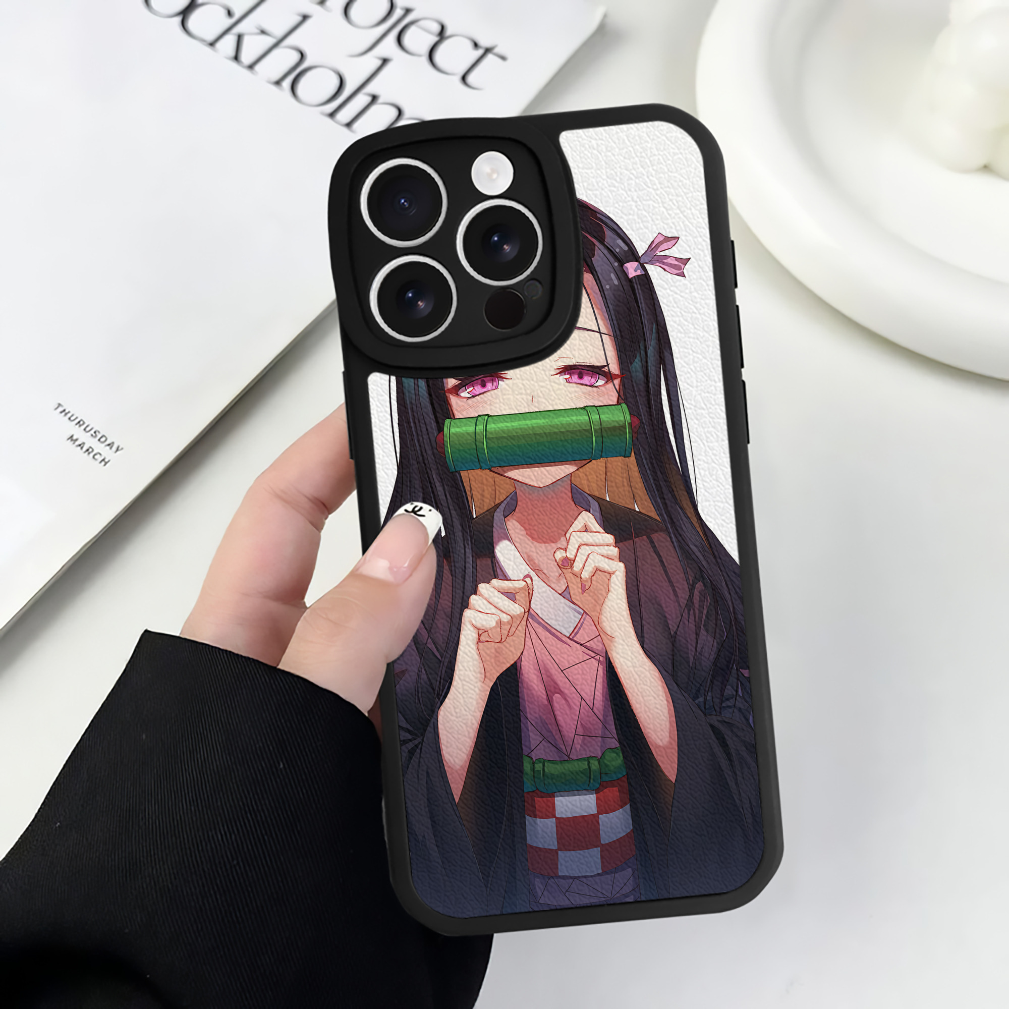 （画像用） 鬼滅の刃（きめつのやいば）竈門 禰󠄀豆子／かまど ねずこ Kamado Nezuko 【iPhone 16シリーズ対応】シリコンスマホケース（レザー調） 材質：シリコン